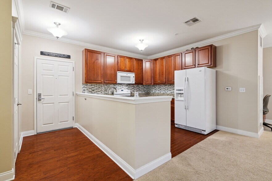 Building Photo - 300 W Elm St