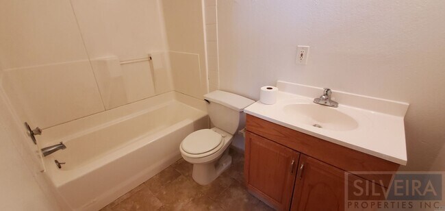 Building Photo - A Comfortable Home awaits the right Tenant!