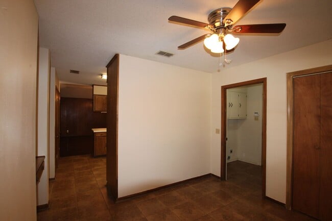 Building Photo - Beautiful 3 bedroom 2 bath home in the hea...