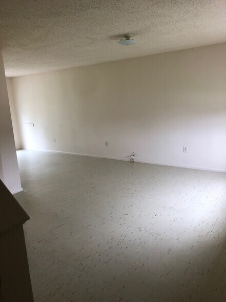Building Photo - 112 Omega St