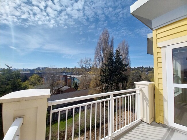 Building Photo - Beautiful 2 beds/1.75 baths condo in sough...