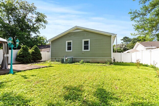 Building Photo - Great location in Five Points Area!