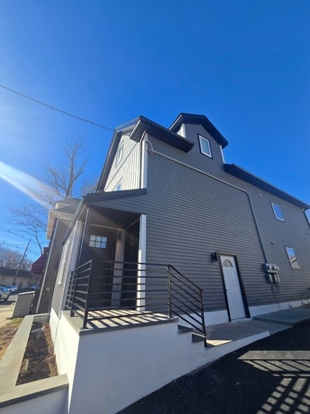 Building Photo - 32 North Ave