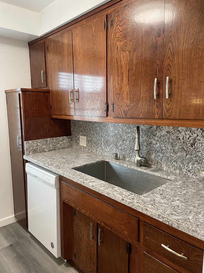 Kitchen - 508-512 N Electric Ave
