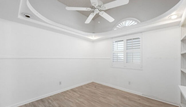 Building Photo - Spacious 5-Bedroom Home with Pool – Perfec...