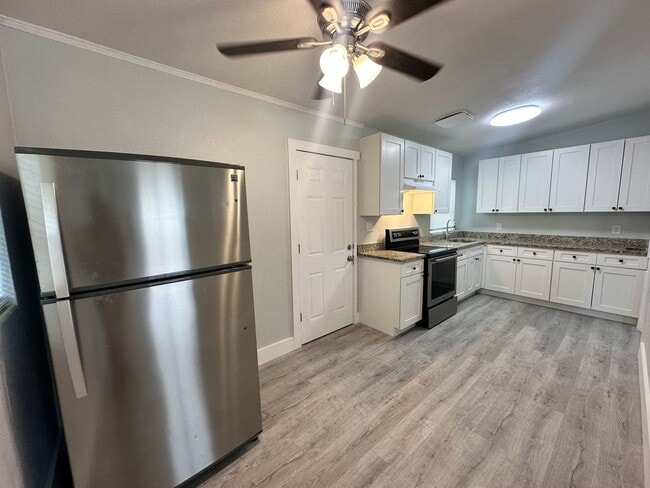 Building Photo - 4-Bedroom Home with Modern Touches!