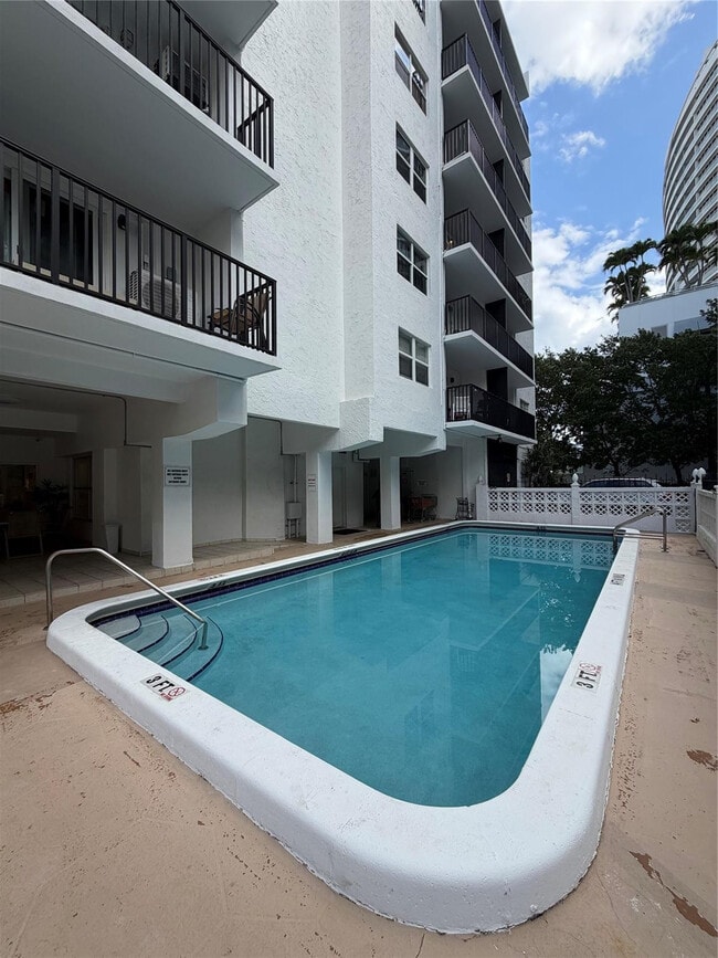 Building Photo - 3000 Riomar St