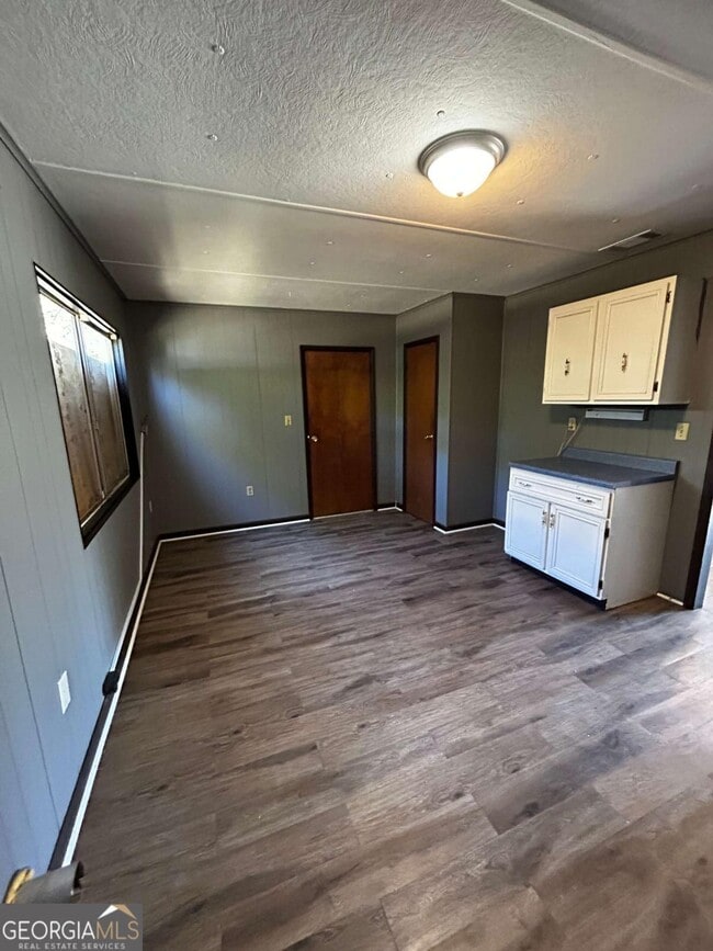 Building Photo - 2891 Village Green Dr