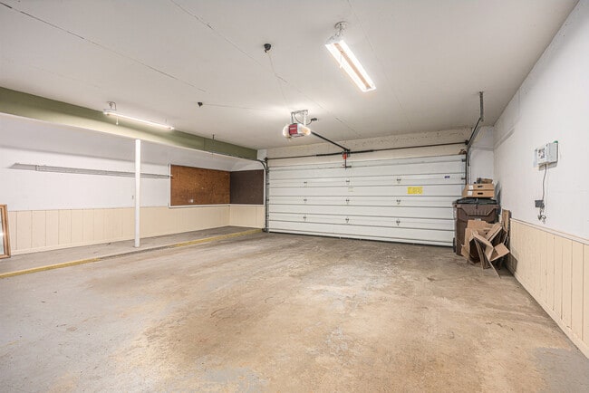 Building Photo - 3310 Lake Dr