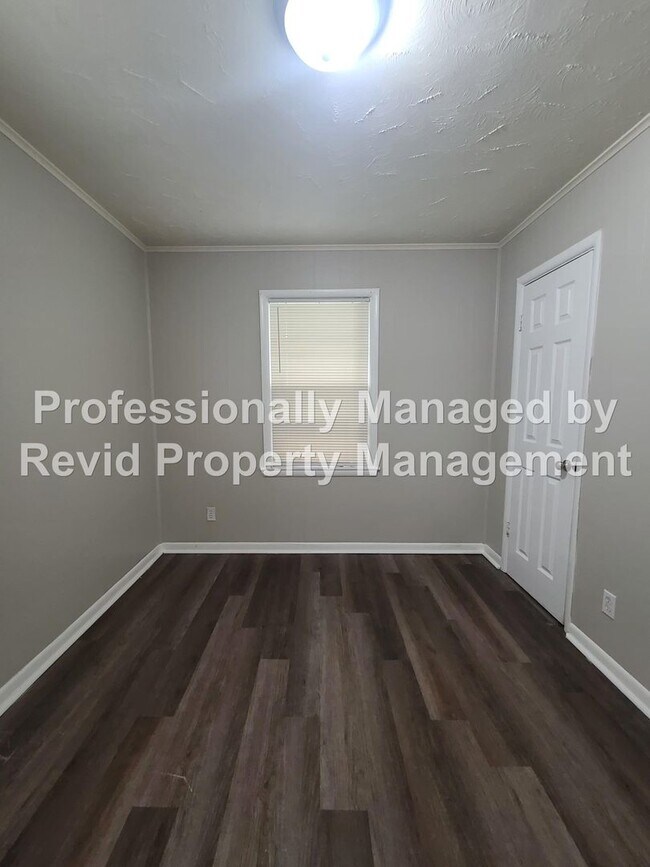 Building Photo - 744 Lester St