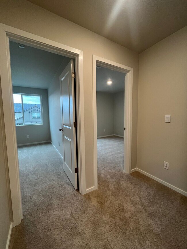 Building Photo - 4-bedroom 2.5-Bathroom. Never been lived in!!