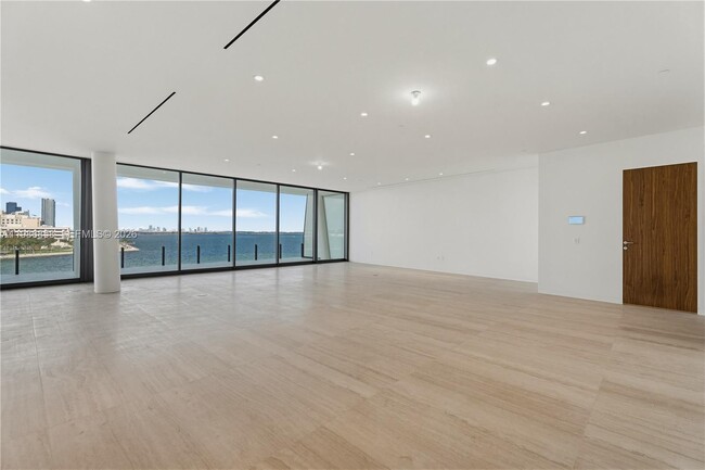 Building Photo - 5 Grove Isle Dr