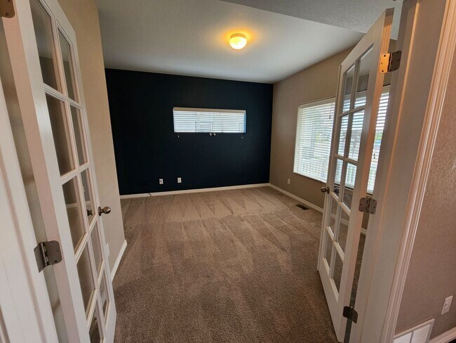 Building Photo - Beautiful 5 Bedroom, 3.5 Bath, 4 Car Garag...