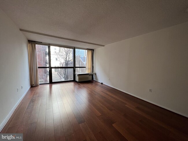 Primary Photo - 233 S 6th St