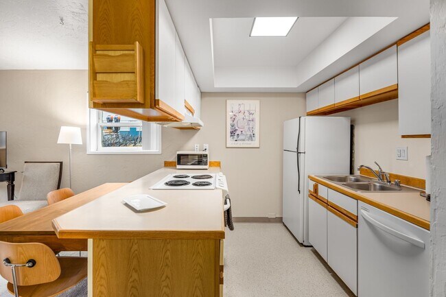 Building Photo - Downtown Anchorage Two Bedroom Two Bath (102)