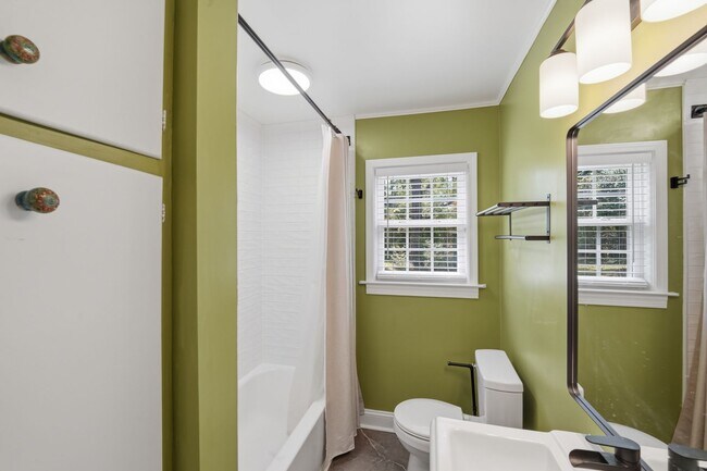 Building Photo - Charming 2BR Home with Modern Updates in Prime Charlotte Location