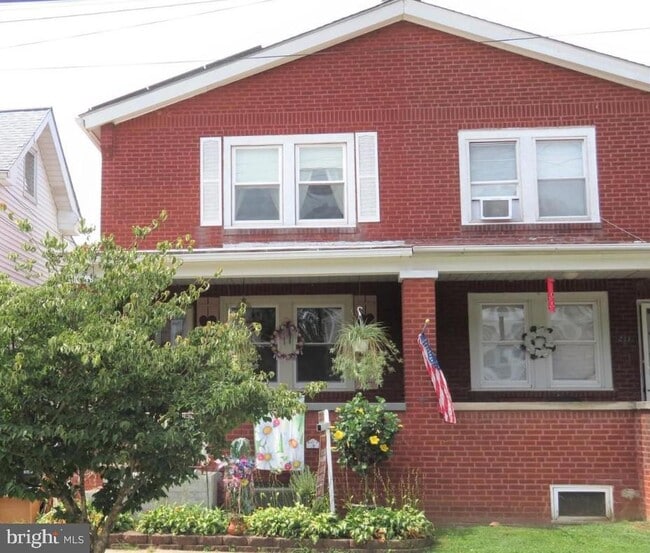 Primary Photo - 209 W 7th Ave