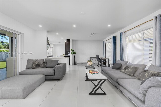 Building Photo - 1709 SW 5th Pl