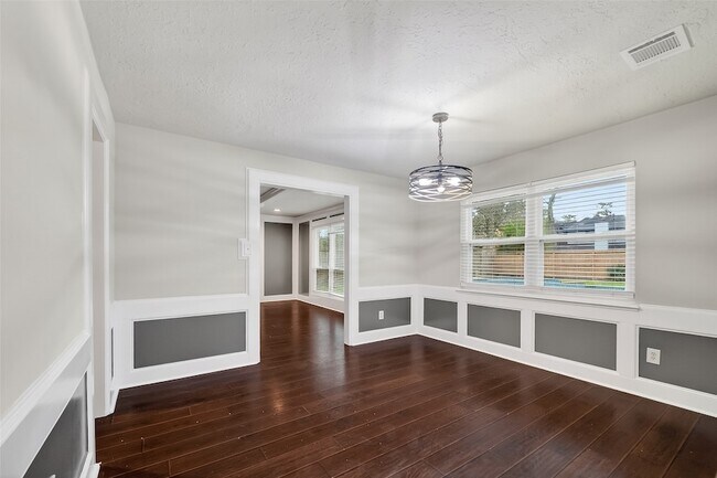 Building Photo - 2402 Oak Shores Dr