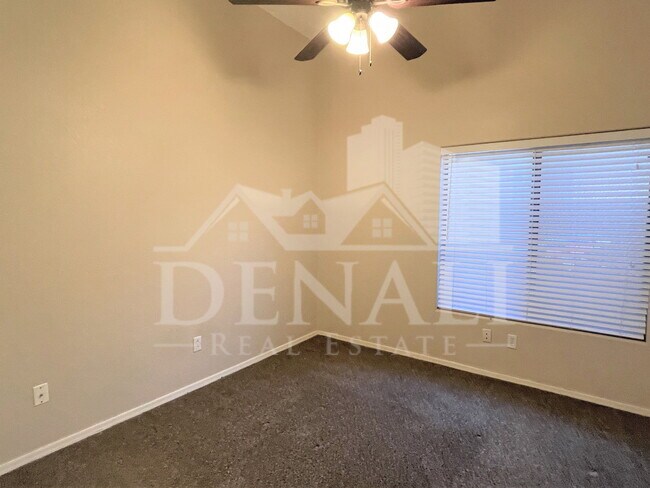 Building Photo - 1121 S Western Skies Dr