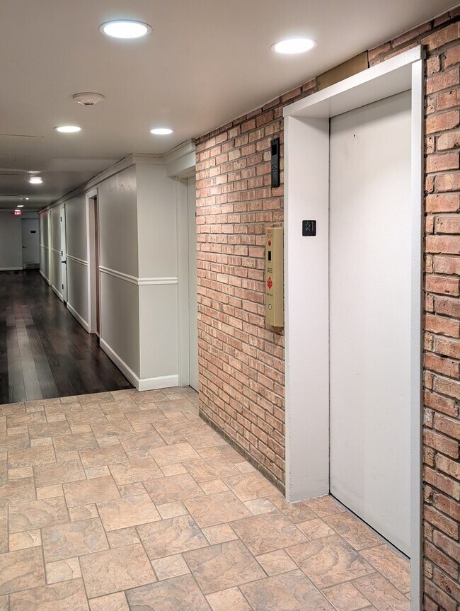 Building Photo - 5830 Oakwood Dr