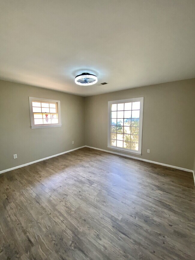 Building Photo - Spacious 4-Bedroom, 3-Bath Home in Central...
