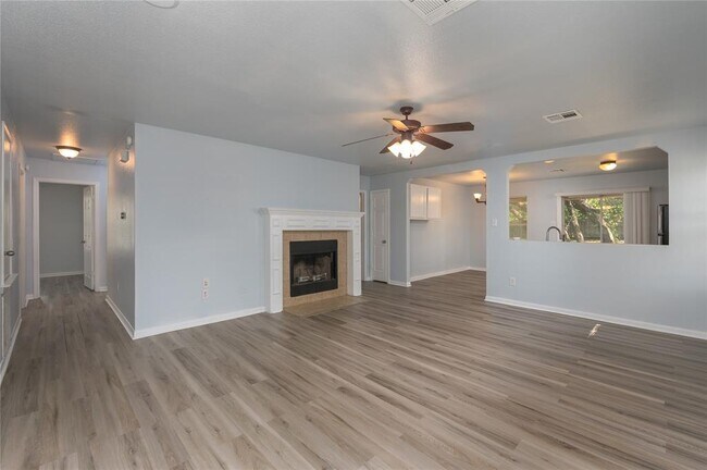 Building Photo - 2401 Haven Dr