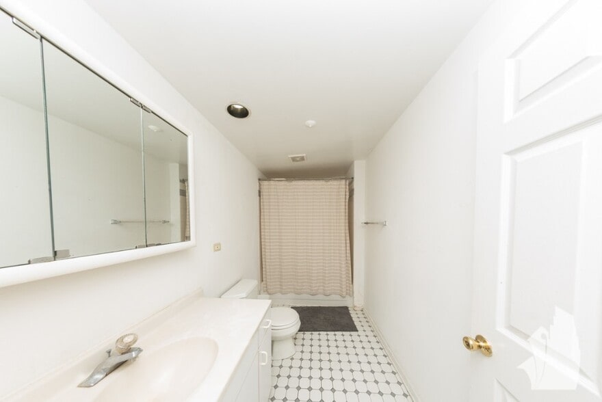 Building Photo - 2318 N Southport Ave