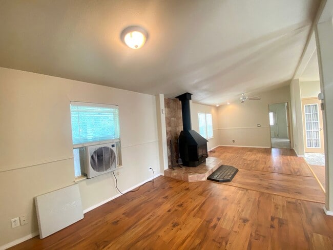 Building Photo - Great 3 bed, 2 bath North Valley home backs to Lemmon Valley Park.