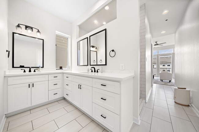 Building Photo - 907 W 16th St