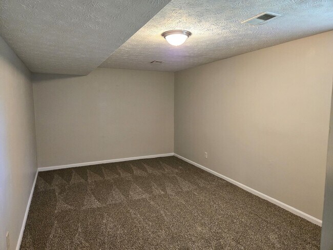 Building Photo - Spacious Split Level In Gainesway   251113