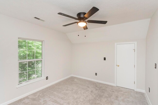 Building Photo - 105 Redbud Dr