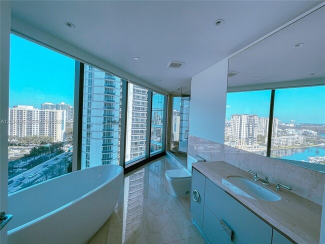 Building Photo - 15701 Collins Ave