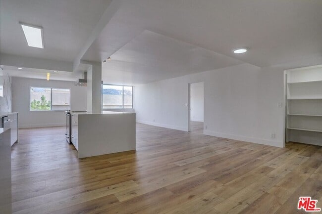 Building Photo - 435 N Oakhurst Dr