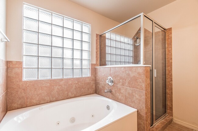 Building Photo - Gorgeous 4 bedroom 2.5 bath home in NorthEast El Paso!!