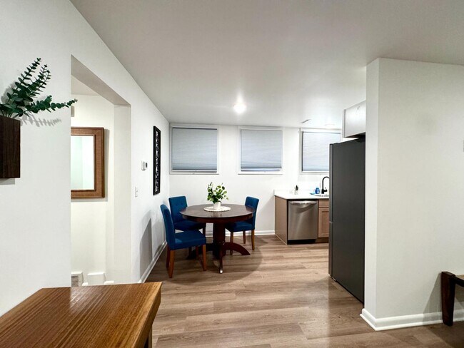 Building Photo - 1305 9th St W