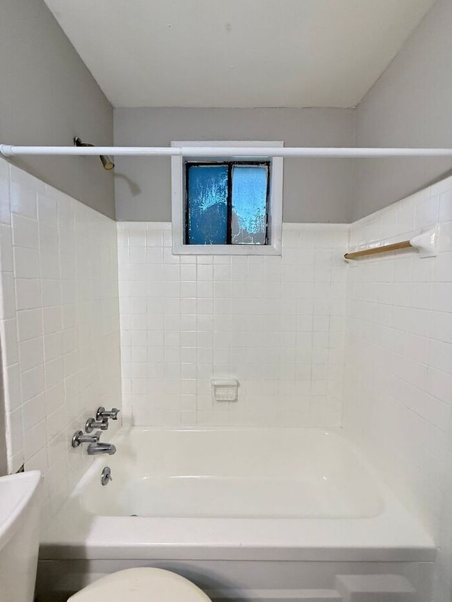 Building Photo - For Rent - 2 Bedroom Apartment Near Downto...