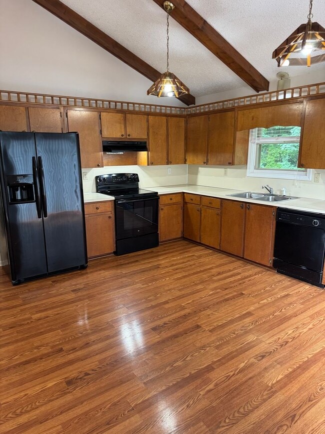 Building Photo - Bright & Charming 3BR Ranch Home in Newton – Vaulted Ceilings & Large Deck