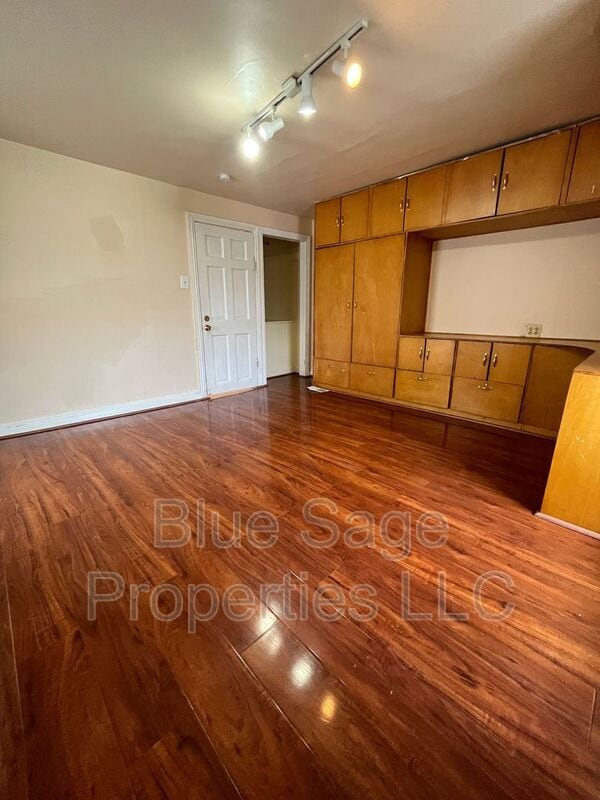 Building Photo - 17 S Church Ln