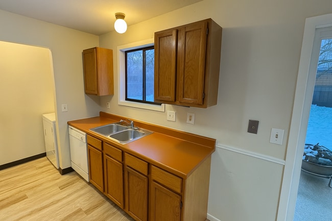 Building Photo - 110 N Yellowstone Ave