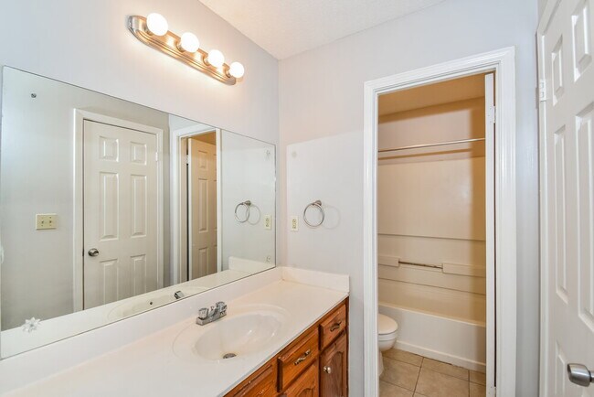 Building Photo - 6845 Dunbarton Dr