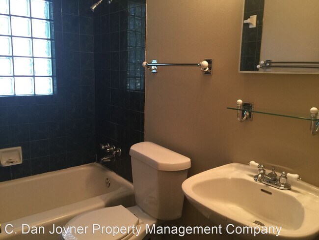 Building Photo - 3 br, 2 bath House - 228 W. Hillcrest Drive