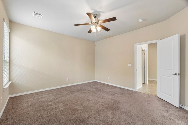 Building Photo - 3 bedroom 2 bath near Paycom!