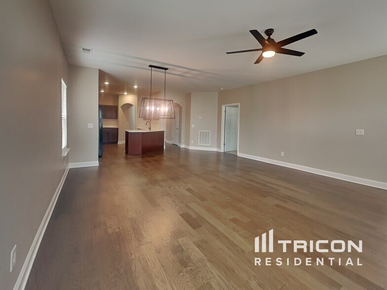 Building Photo - 1013 Wickshire Dr