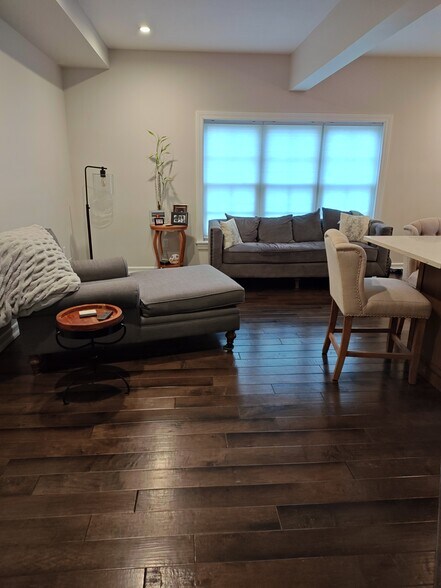 Building Photo - 711 E 3rd St