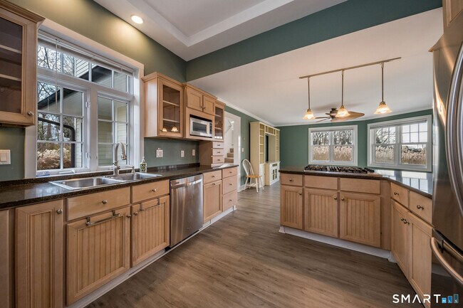 Building Photo - 90 Boston Post Rd