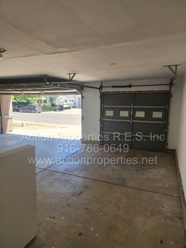 Building Photo - West Roseville 3 bedroom 2 bathroom 1406 sqft Three Car Garage Walking to Wood Creek High