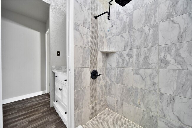 Building Photo - 28 Lakeway St