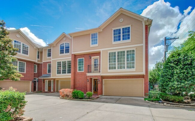 Building Photo - Stunning Three-Bedroom Townhouse Located i...