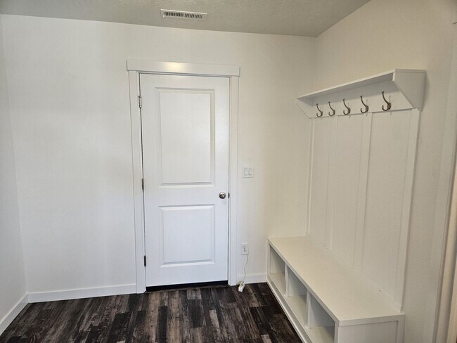 Building Photo - Welcome to this spacious 4 bedroom, 3 bathroom home located in Caldwell, ID.